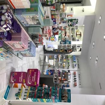 Farmacia & Óptica Romero de Bustillo pasillo de farmacia